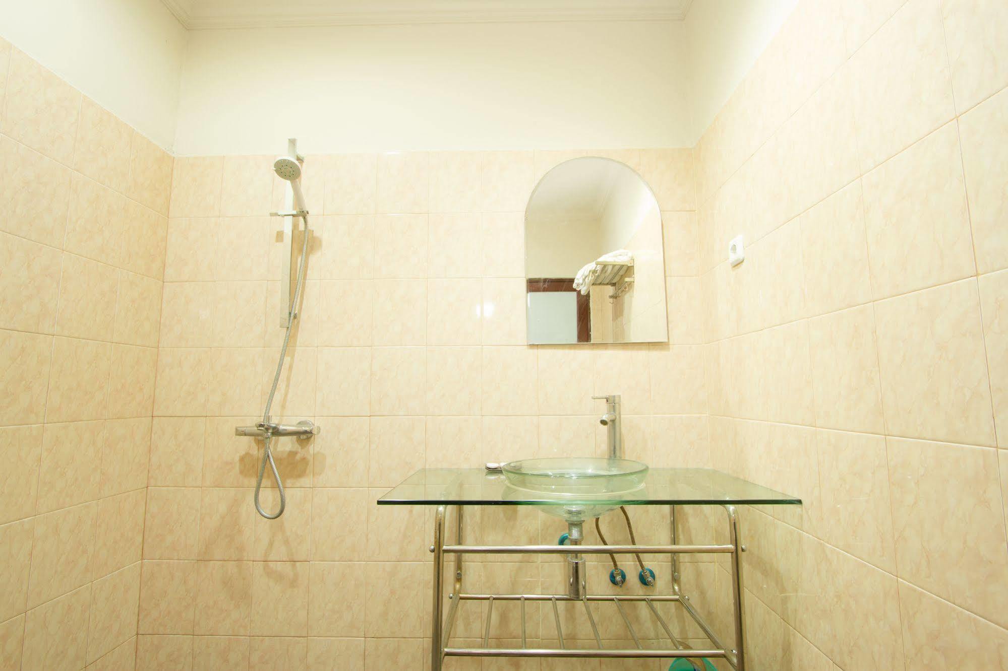 Oyo 3950 The Ratna Hotel Кута Екстериор снимка