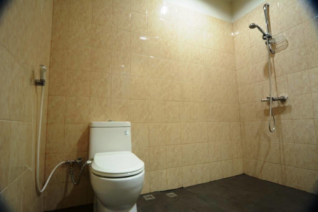 Oyo 3950 The Ratna Hotel Кута Екстериор снимка